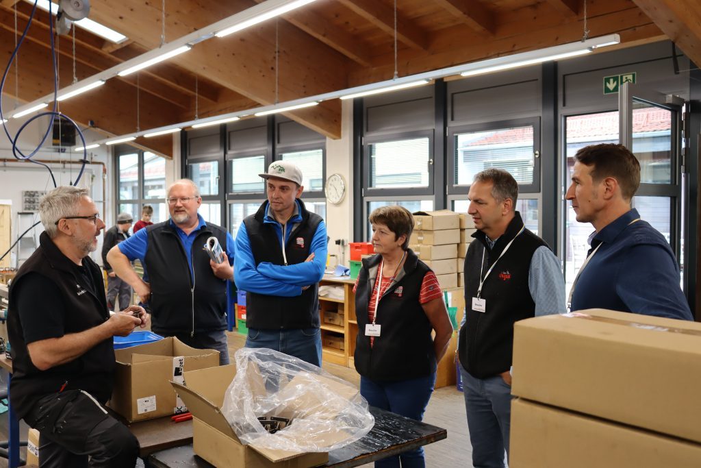Fachsimpeln bei einer Führung durch die Metallabteilung