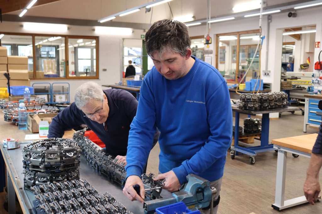 Genau hingeschaut- Kettenmontage